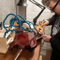 StewMac Solder Monster - StewMac 8 StewMac Solder Monster - StewMac -Luthier Tools Shop 0531 3 monster in use 3000px