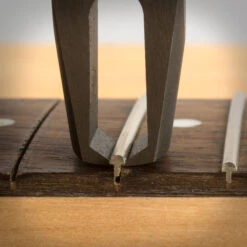 StewMac Precision Fret Puller - StewMac 9 StewMac Precision Fret Puller - StewMac -Luthier Tools Shop 1636 4 close up pulling 3000px